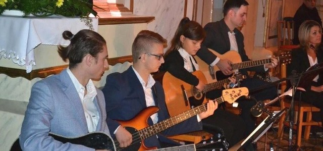Gitary grają  w świątyni (od lewej): Patryk Maleta, Konrad Basa, Kornelia Mazur i  Sebastian Tutak.