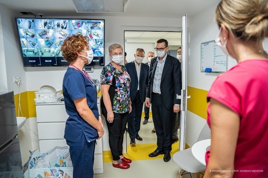 Mateusz Morawiecki w Pucku. Premier przyjechał obejrzeć nowe mury puckiej lecznicy | ZDJĘCIA