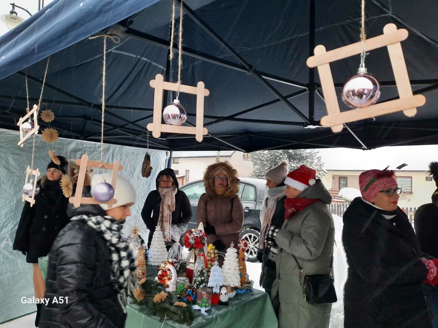 Pierwszy świąteczny jarmark w Kijach z zimowej atmosferze. Były występy, choinka i smakołyki od gospodyń z gminy. Zobacz zdjęcia