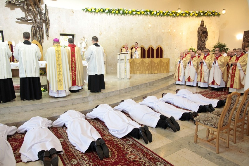 Uroczysta liturgia w kościele seminaryjnym w Opolu.