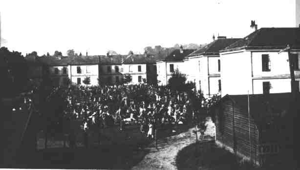 Żydzi z getta w Bochni przed transportem do obozu w Bełżcu