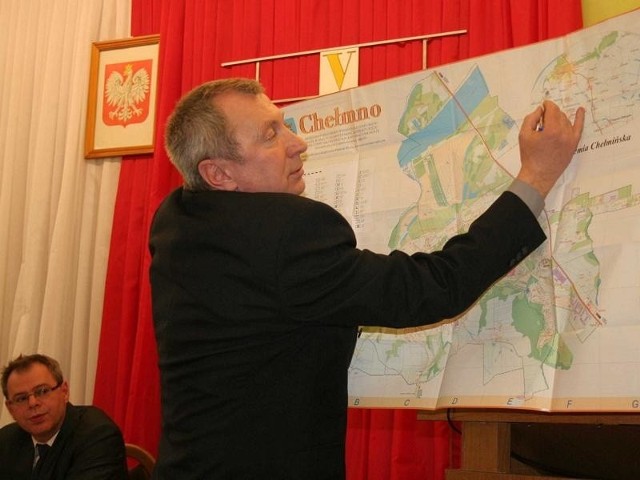 Michał Stachewicz wskazywał na mapie powiatu chełmińskiego czemu obwodnica nie wyprowadzi ruchu z miasta