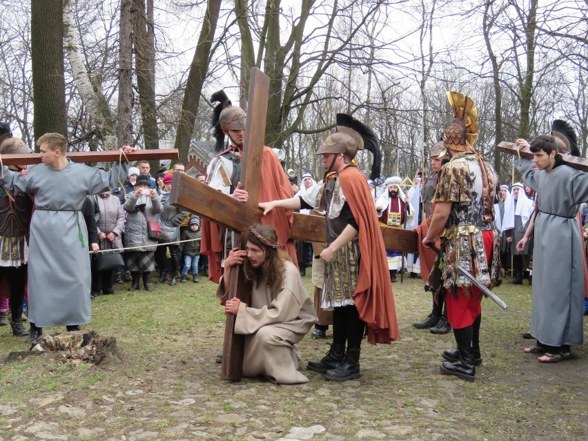 Tysiące wiernych na Misterium Męki Pańskiej na piekarskiej kalwarii [ZDJĘCIA, WIDEO]