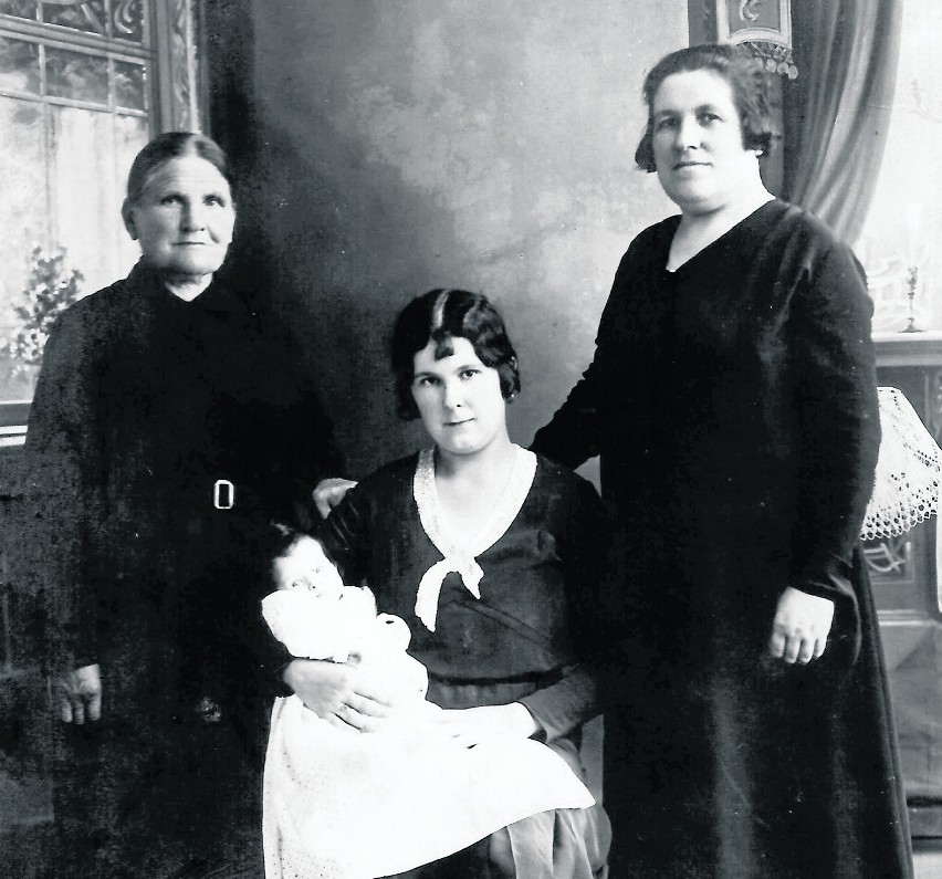 Anastazja Kruczyńska (z prawej), jej córka Gertruda Cygalska...