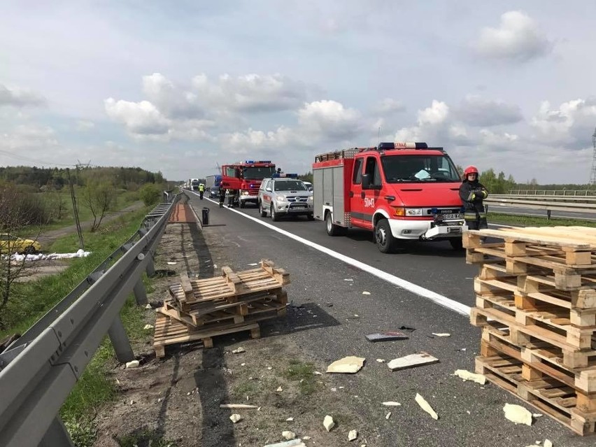 DK1 zablokowana. Ciężarówki w rowie