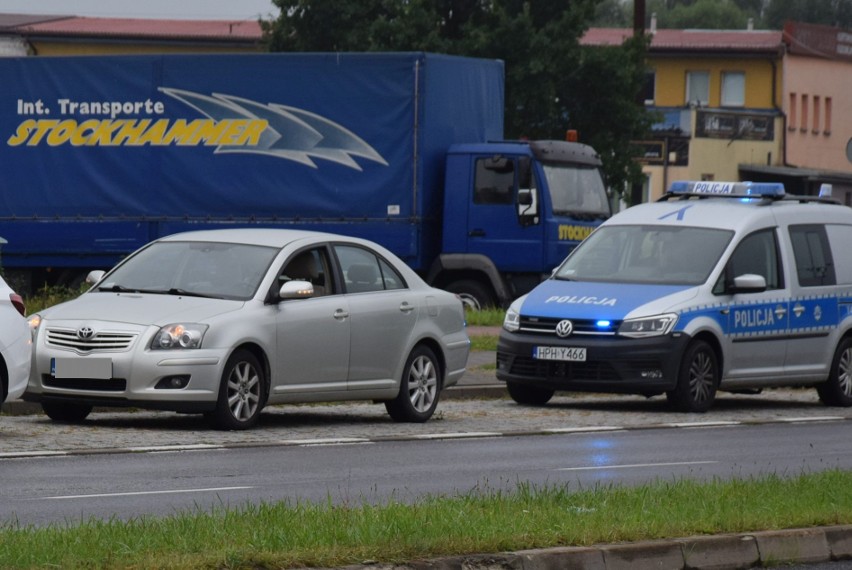 Ostrołęka. Olej napędowy na obwodnicy, trzy zdarzenia w okolicy ronda ks. Waltera. 26.08.2021. Zdjęcia