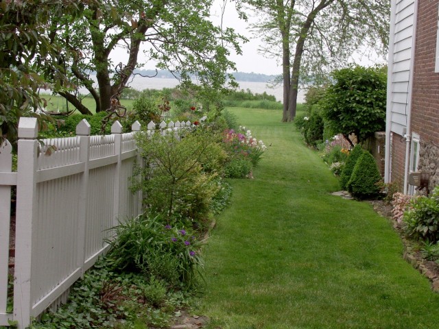 Jeśli chcemy, żeby nasz trawnik był piękny, mocny i zdrowy przez cały sezon, musimy o niego zadbać już wczesną wiosną.