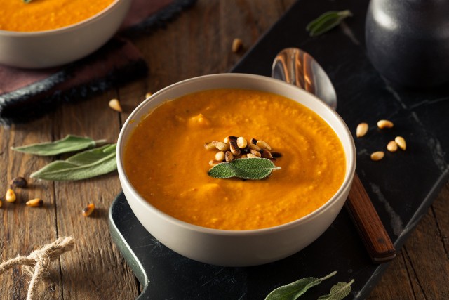 Domowa zupa marchewkowa świetnie smakuje doprawiona ostrymi przyprawami np.: mielonym imbirem.