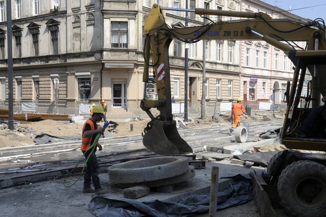 Drogowcy nie planowali wcześniej robót przy Klaryskach. Zdecydowali się na nie w trybie awaryjnym, ze względu na fatalny stan betonowych płyt, którymi wyłożono torowisko na tym odcinku Jagiellońskiej.