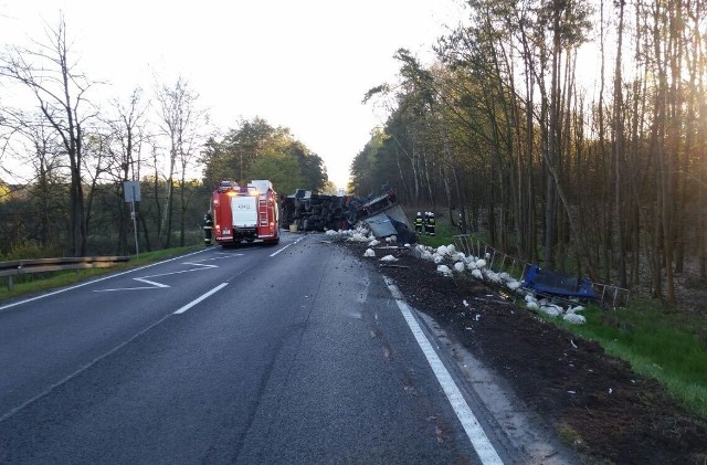 Ciężarówka z indykami zablokowała drogę krajową nr 15.