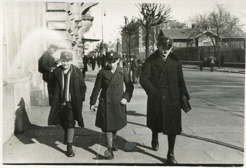 Krzysztof Kamil Baczyński w drodze do szkoły