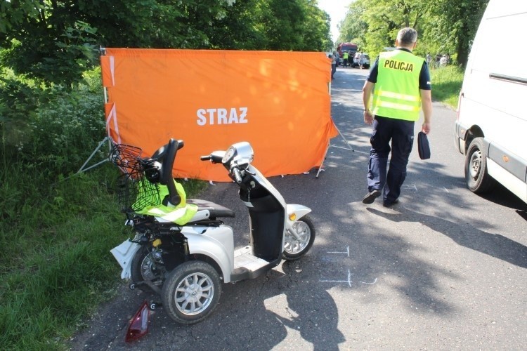 Tragiczny wypadek pod Pajęcznem. 80-latek na wózku inwalidzkim zginął pod kołami busa [FOTO]