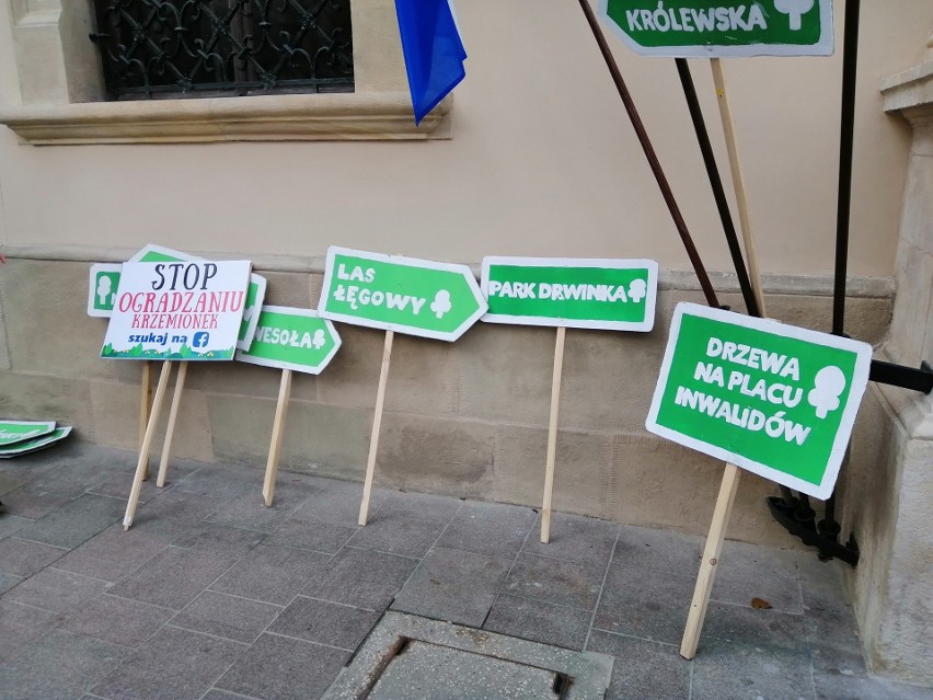 Protest przeciw "betonizacji Krakowa" pod urzędem miasta