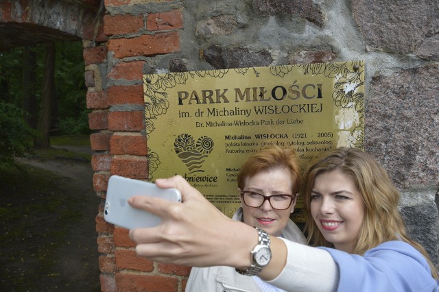 W Lubniewicach M. Wisłocka ma nawet swój park. Miłośnie tam. W sobotę zwiedzały go m.in. Mariola (z lewej) i Maja, która przyjechała do Lubniewic na festiwal z Poznania