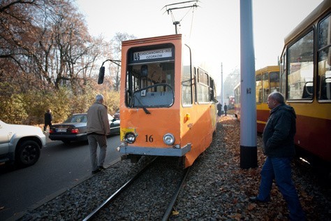 Na ul. Zgierskiej  tramwaj zderzył się z mercedesem. Ranni pasażerowie i motorniczy (zdjęcia, aktual.)