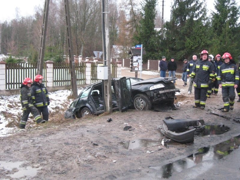 Zalesiany: Wypadek. Cztery osoby ranne w czołowym zderzeniu audi i mercedesa (zdjęcia)