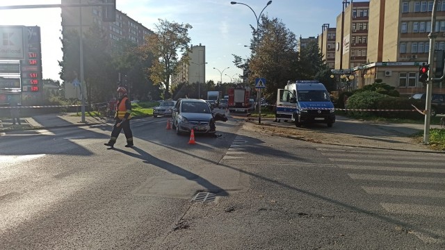 Opel  i motocykl zderzyły się po godz. 15 na skrzyżowaniu Lwowskiej i Skowronków