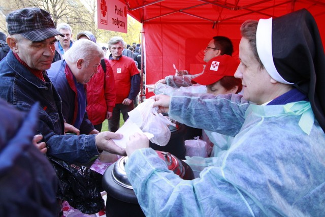 1500 porcji grochówki, kiełbasy i chleba wydały osobom ubogim kościelne organizacje charytatywne.