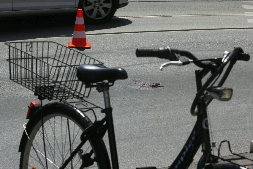 Wrocław: Wypadek na Drobnera. Nieprzytomny rowerzysta trafił do szpitala (ZDJĘCIA)