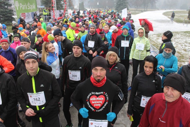 Kilkaset osób wzięło udział w Biegu z Sercem, jaki odbył się w Parku Śląskim w Chorzowie. Lekki mróz, ani lód im nie straszny. Impreza wchodzi w skład wydarzeń Wielkiej Orkiestry Świątecznej Pomocy. Trasa liczyła 2,4 km i zawodnicy mogli ją pokonać dowolną ilośc razy. Każdy uczestnik w ramach opłaty startowej musiał wrzucić pieniądze do puszki WOŚP. ZOBACZ ZDJĘCIA I WIDEOWOŚP TRANSMISJA NA ŻYWO: SPRAWDŹ, ILE JUŻ JEST