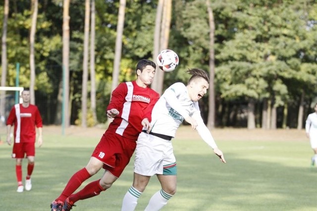 O piłkę walczą Igor Babanskyh (w czerwonej koszulce) i Szymon Szymków.