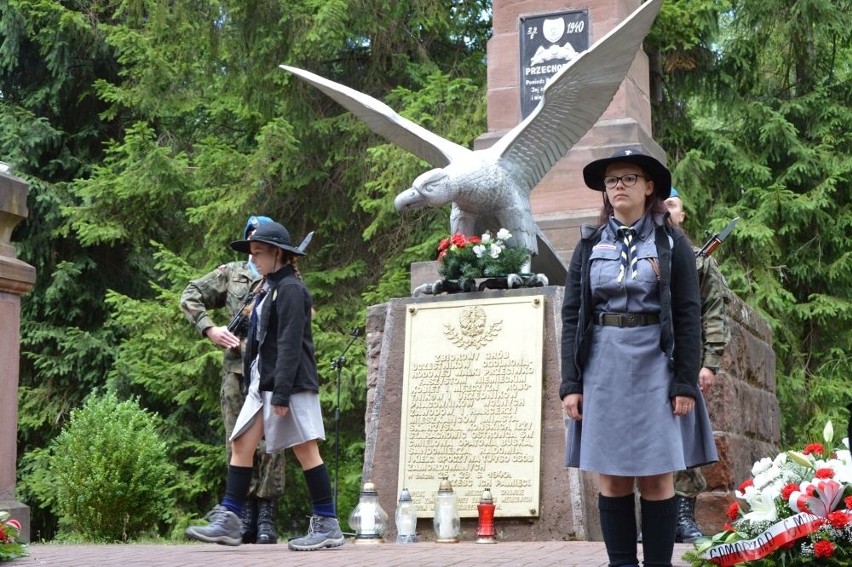 Tu zabito świętokrzyską elitę. Uroczystości na Brzasku, gdzie spoczywa 760 zamordowanych. Honor oddał im nawet oficer Royal Navy!