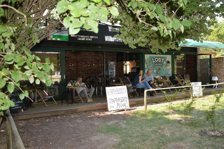 ZUK zastosował radykalne rozwiązanie i ustawił płot przed wejściem na taras kawiarni "Cafe pod Ptakami" [ZDJĘCIA] 