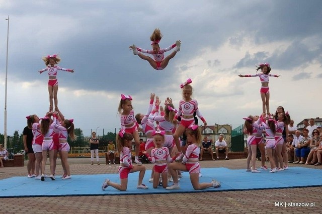 Tak &bdquo;fruwają&rdquo; staszowskie cheerleaderki z drużyny Cheer Pink Panthers. Zaprezentują kilka pokaz&oacute;w podczas budzenia Golejowa 10 sierpnia. Będzie też wiele innych atrakcji.