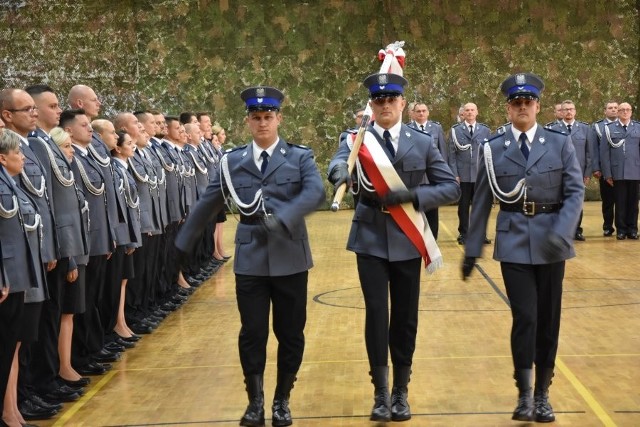 Po raz pierwszy w uroczystości uczestniczył poczet sztandarowy z nowym sztandarem komendy. Podczas uroczystej zbiórki insp. Henryk Moskwa, Komendant Wojewódzki Policji w Rzeszowie i insp. Bogusław Kania, Komendant Miejski Policji w Rzeszowie wręczyli awansowanym w tym roku policjantkom i policjantom akty mianowania na wyższe stopnie.