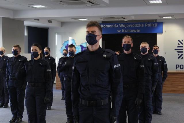 Każdy z nowych policjantów dostał legitymację służbową