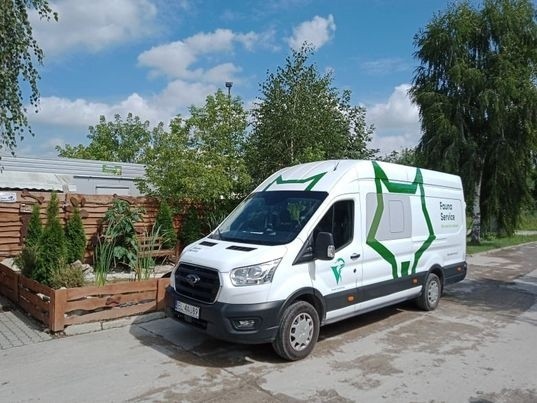 Schronisko dla zwierząt w Skaryszewie wzbogaciło się o samochód, który służy do przewozu czworonogów.