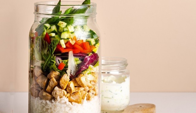 Lunchbox z ryżem, kurczakiem i warzywami. Zobacz przepis.