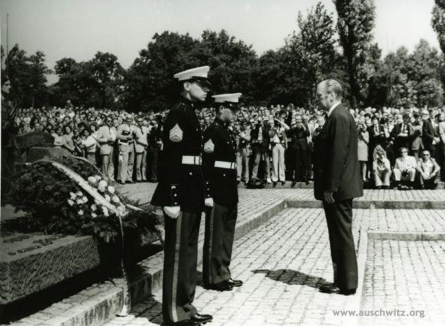 W lipcu 1975 roku hołd ofiarom obozu złożył prezydent Stanów...
