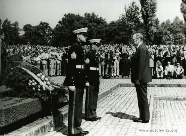 W lipcu 1975 roku hołd ofiarom obozu złożył prezydent Stanów Zjednoczonych Gerald Ford. W kolejnych latach Miejsce Pamięci odwiedziło wiele znaczących amerykańskich osobistości