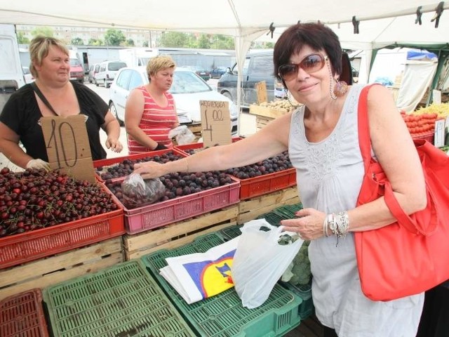 Korzystając z tego, że między innymi czereśnie i śliwki są w tym sezonie tanie, pani Urszula robiła na targowisku miejskim przy ulicy Seminaryjskiej w Kielcach spore zakupy. – Dobra cena to okazja, by zjeść trochę sezonowych owoców, więc z niej korzystam – mówiła.