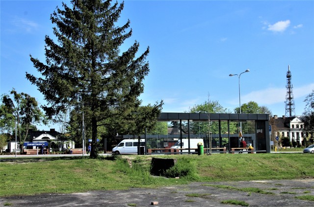 Nowy dworzec w tzw. wersji tunelowej miałby powstać pomiędzy ulicami Peowiaków i Orlicz-Dreszera. Teraz działa tam hub komunikacyjny oraz przystanek kolejowy