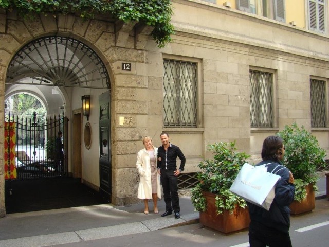 Monika Bartosiewicz na zdjęciu przed pałacem z głównym projektantem linii Versace Home