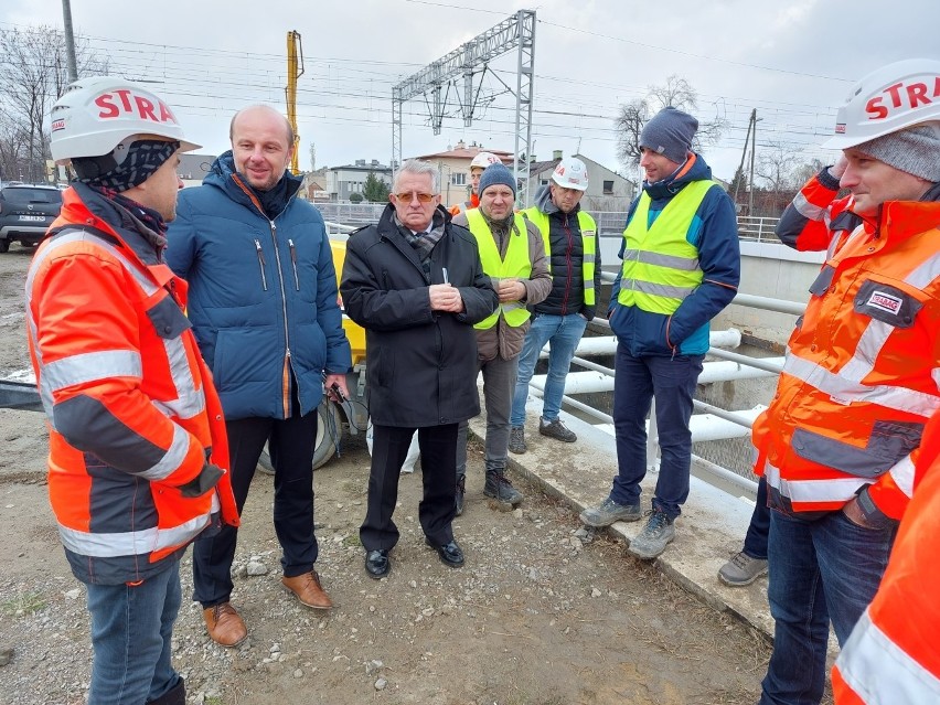 Potężna operacja budowlana na ulicy Batorego w Rzeszowie. Bierze w niej udział 16 betoniarek [ZDJĘCIA]