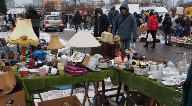 Giełda niedzielna w Koszalinie na terenach podożynkowych. Zobacz, co można znaleźć na stoiskach.