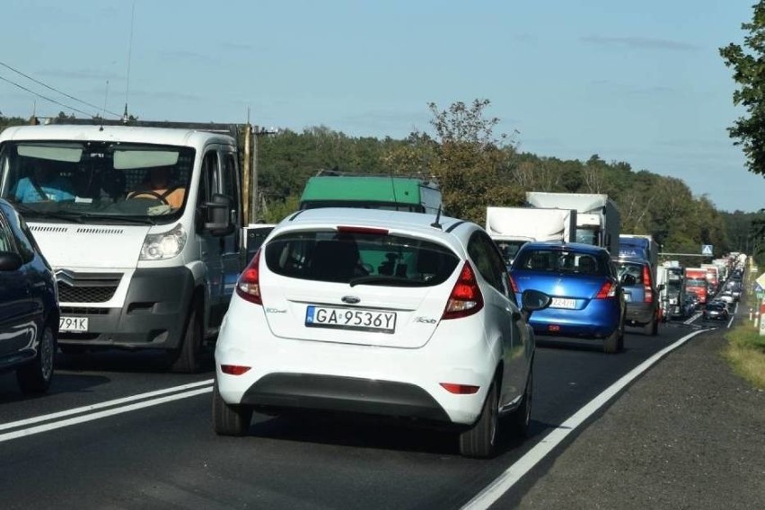 Wypadek w Suchatówce. Spłonął tir przewożący meble [ZDJĘCIA]