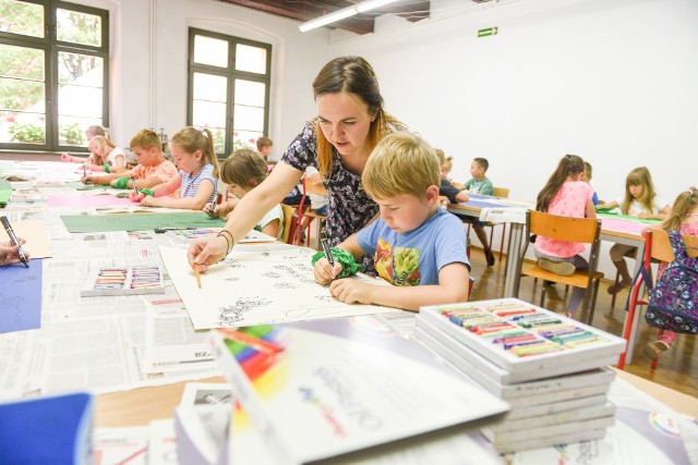 Galeria i Ośrodek Plastycznej Twórczości Dziecka w Toruniu przygotowała wakacyjne zajęcia. Pierwsze, pod nazwą "Rabatkowo-Zagadkowo" zorganizowano 2 lipca