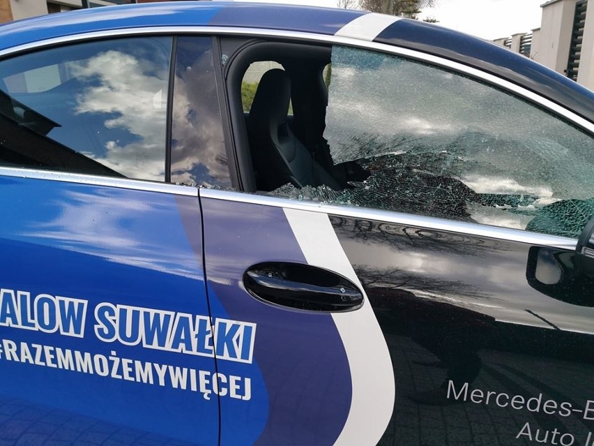 Samochód prezesa Ślepska Malow Suwałki po ataku wandali