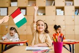 Edukacja we Włoszech. Jak bardzo różni się od polskiej? Między innymi dłuższymi wakacjami! Oto najważniejsze informacje o włoskiej szkole