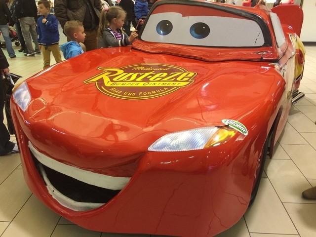 Wystawa samochodów filmowych i z kreskówek dla dzieci w centrum handlowym M1 w Czeladzi.