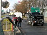 Zderzenie samochodów na Czerwonej Drodze w Toruniu. Uszkodzony przystanek MZK