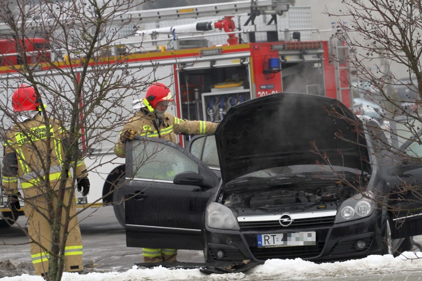 Pożar samochodu obok Biedronki w Tarnobrzegu. Przyczyną zwarcie instalacji elektrycznej? (ZDJĘCIA)