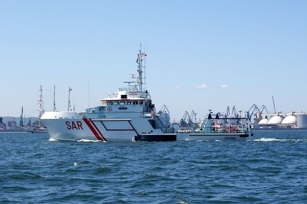 Przewrócony jacht w Gdyni. Nie żyją dwie osoby z załogi, poszukiwania ostatniego pasażera zawieszone. Jedna osoba w szpitalu