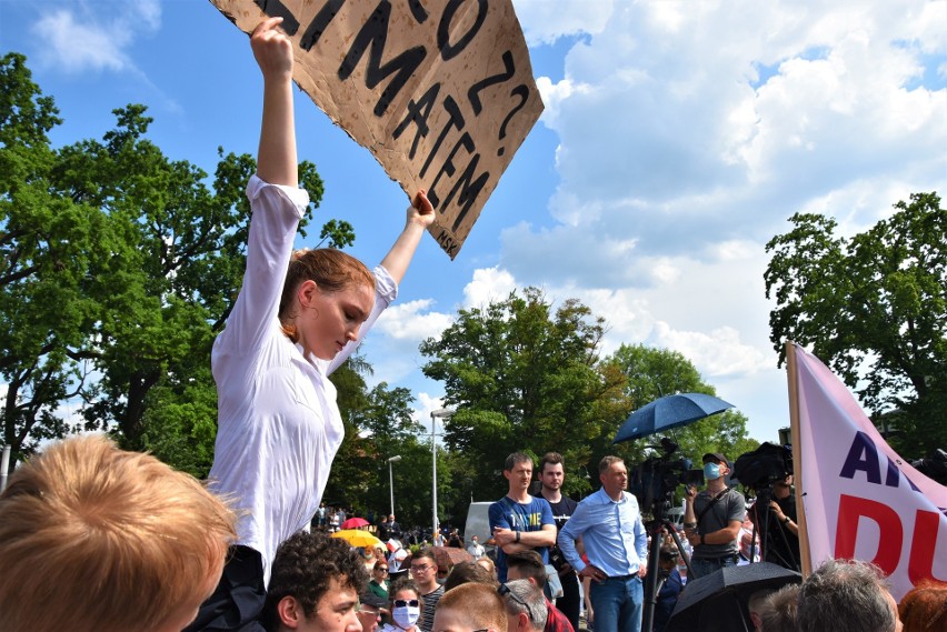 Aktywiści Młodzieżowego Strajku Klimatycznego na wiecu...