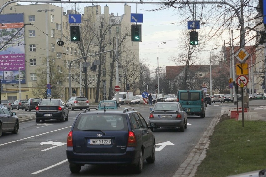 Wjazd na plac Społeczny. Uważajcie, tymczasowa organizacja ruchu została na stałe (ZDJĘCIA)