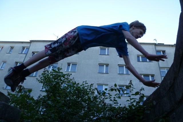 Dawid Madejczyk z Prudnika jest traserem, tj. zawodnikiem uprawiającym parkour. Od lipca nie może trenować z powodu ciężkiej choroby. Powrót na plac ćwiczeń jest dla niego największym marzeniem. Traserzy z całej Polski nakręcili dla niego film z pozdrowieniami.